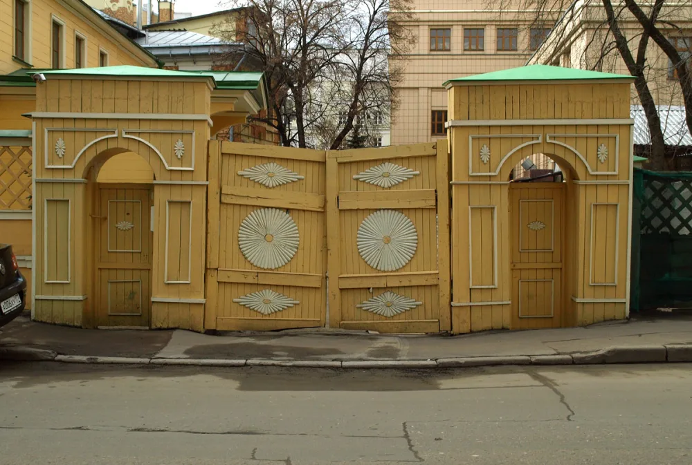 Ограда с воротами (Арбат)