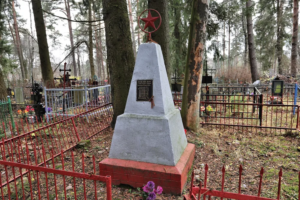 Братская могила летчиков, погибших при выполнении боевого задания при аварии самолета 29 июня 1943 г. (Киржач)