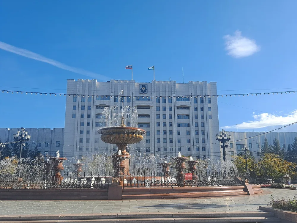Эспланада площади с партерами и комплексом фонтанов