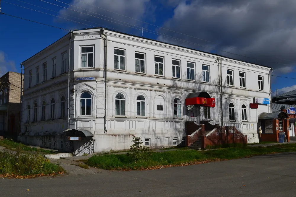 Жилой дом с магазинами (Верхотурье)