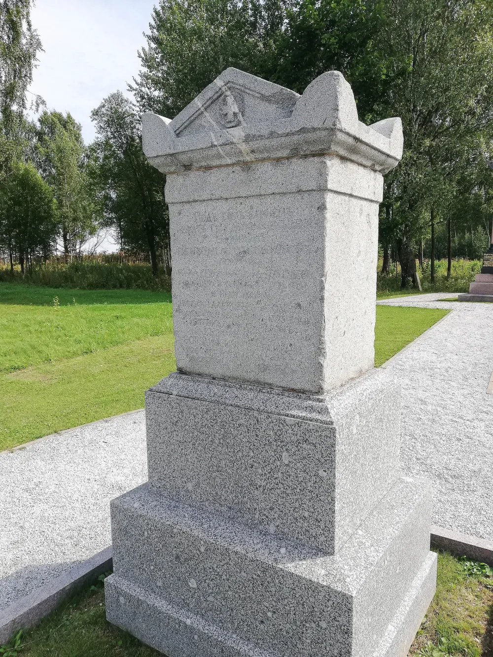 Могила С.Н. Татищева (1791-1812), поручика лейб-гвардии Семёновского полка (холм между ручьями Огник и Путятинский)