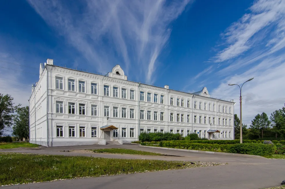 Здание бывшего духовного училища (Белозерск)