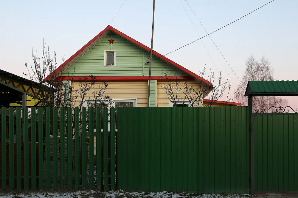 Памятное место в деревне Добрищево, где стоял дом, в котором родился и жил с 1923 по 1941 гг. Герой Советского Союза В.Л. Зайцев (1923-1944гг) (Добрищево)