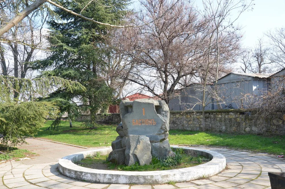 Первый бастион
