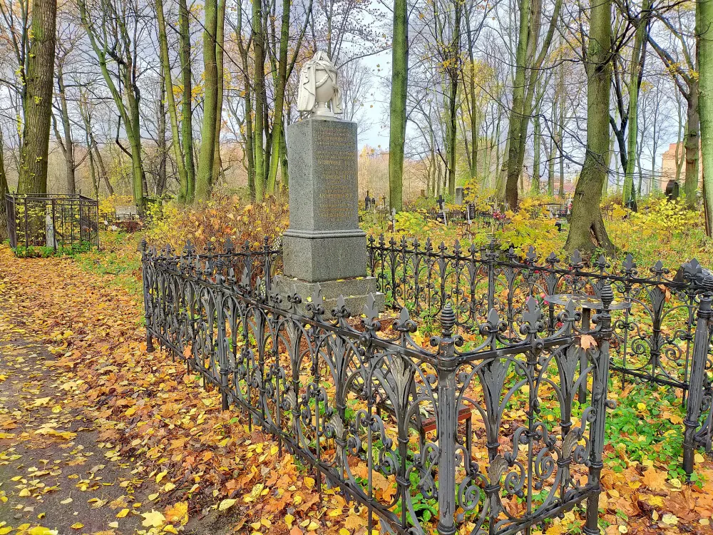 Братская могила экипажа Героя Советского Союза Ю.Э. Бунимовича (1919-1944): штурмана В.В. Данилова, стрелка-радиста В.П. Кудрявцева, воздушного стрелка Д.К. Подлеонова, погибших 13 января 1944 г.