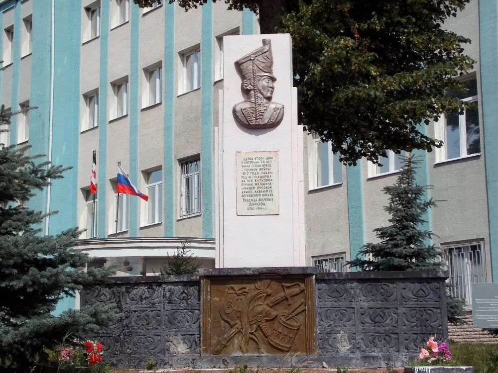 Памятная стела в честь Н.А. Дуровой - первой женщины-офицера русской армии, участницы Отечественной войны 1812 г., адъютанта фельдмаршала М.И. Кутузова, известной писательницы
