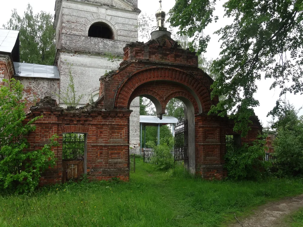 Ограда с двумя воротами (Глазово)