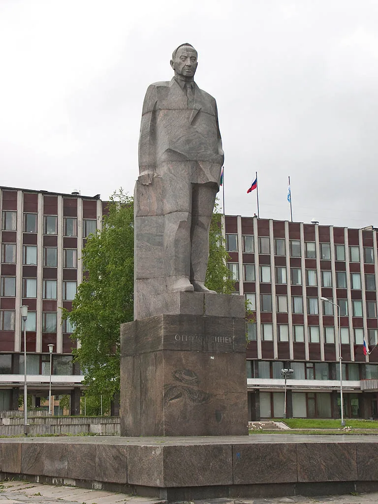 Памятник Отто Куусинену