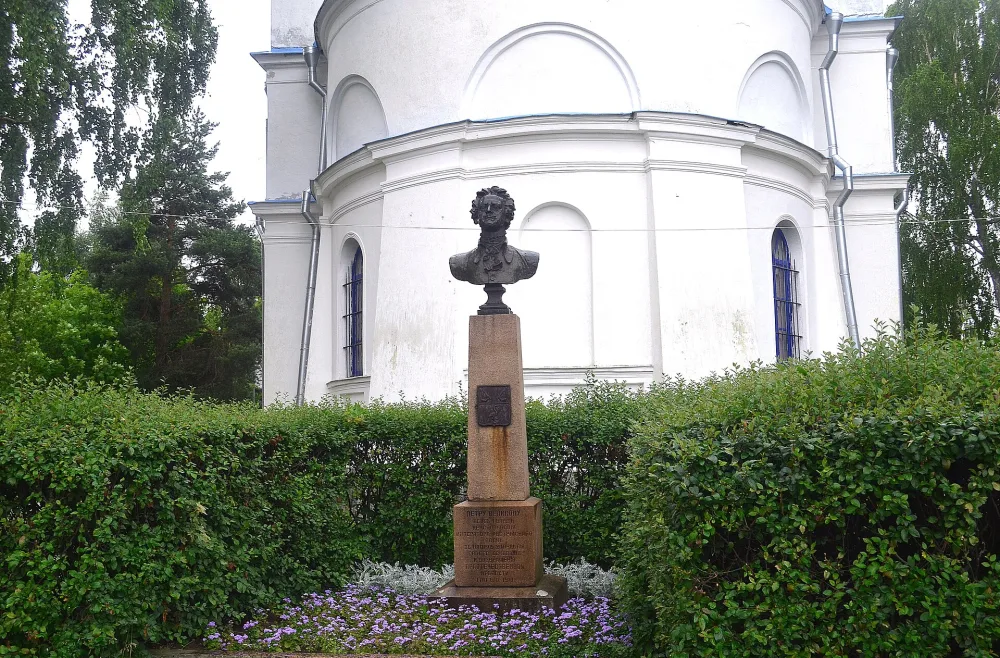 Обелиск Петру I в память 200-летия освобождения города от шведов 8 сентября 1710 г. (Приозерск)