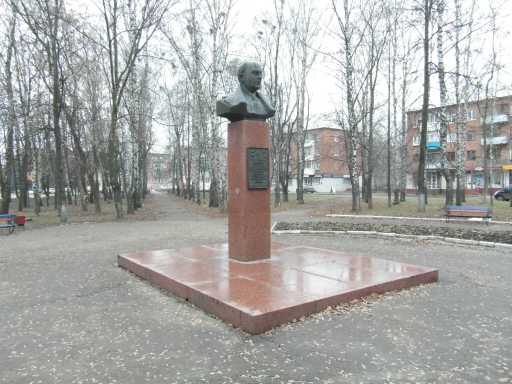 Памятник А.П. Завенягину (Узловая)