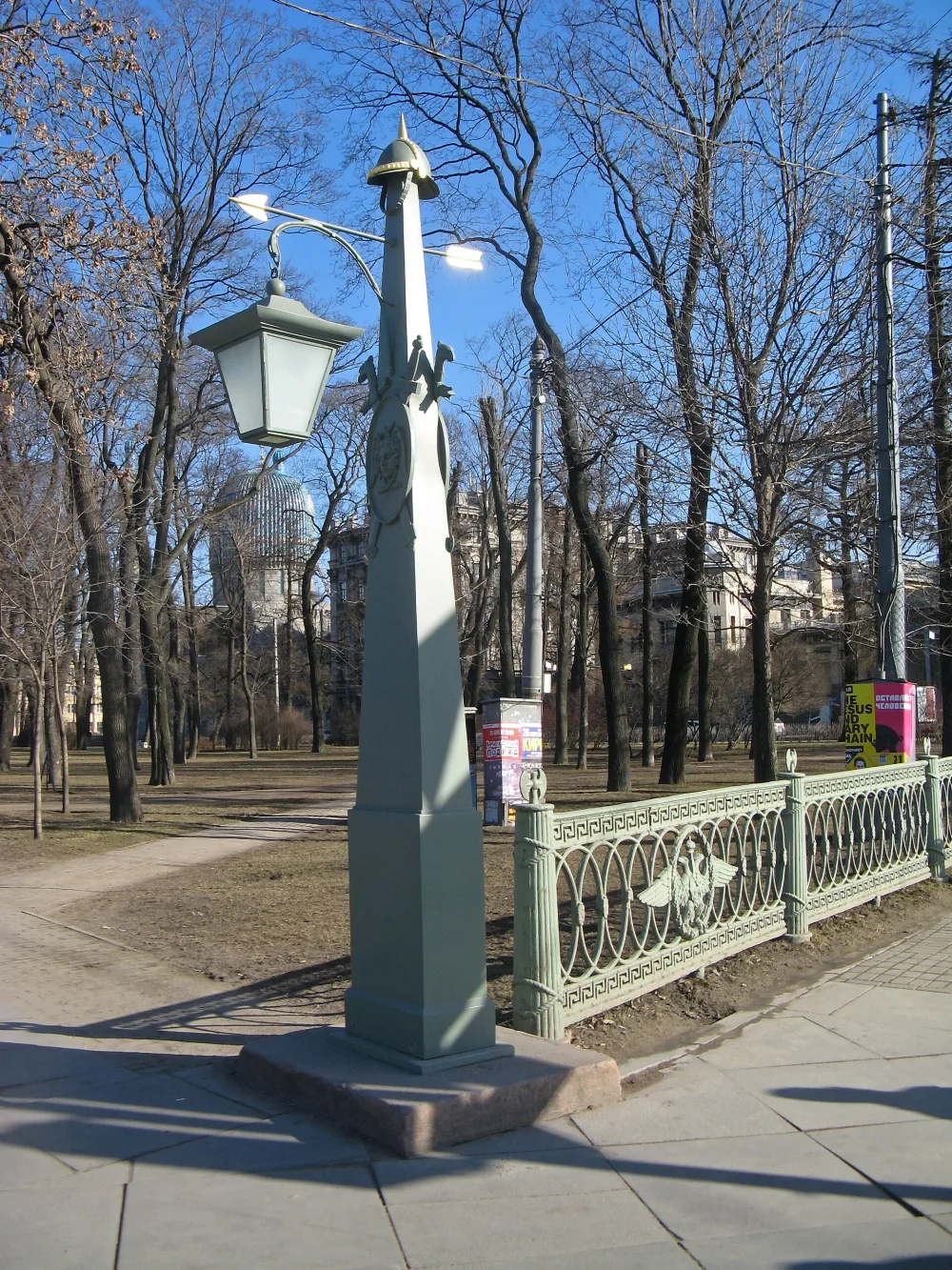Фонарные столбы с решеткой