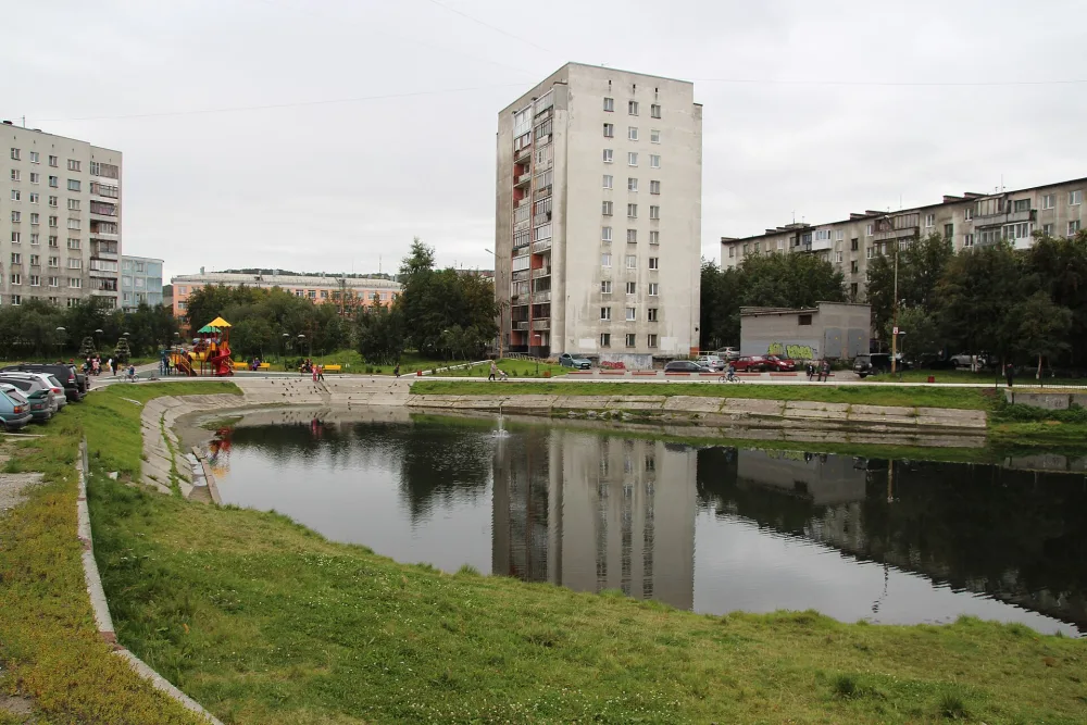 Озеро на улице Марата