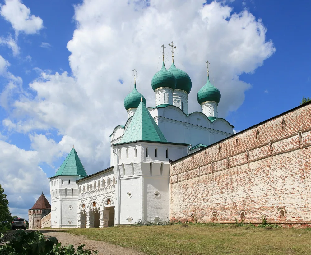 Восточная башня у церкви Сергия Радонежского