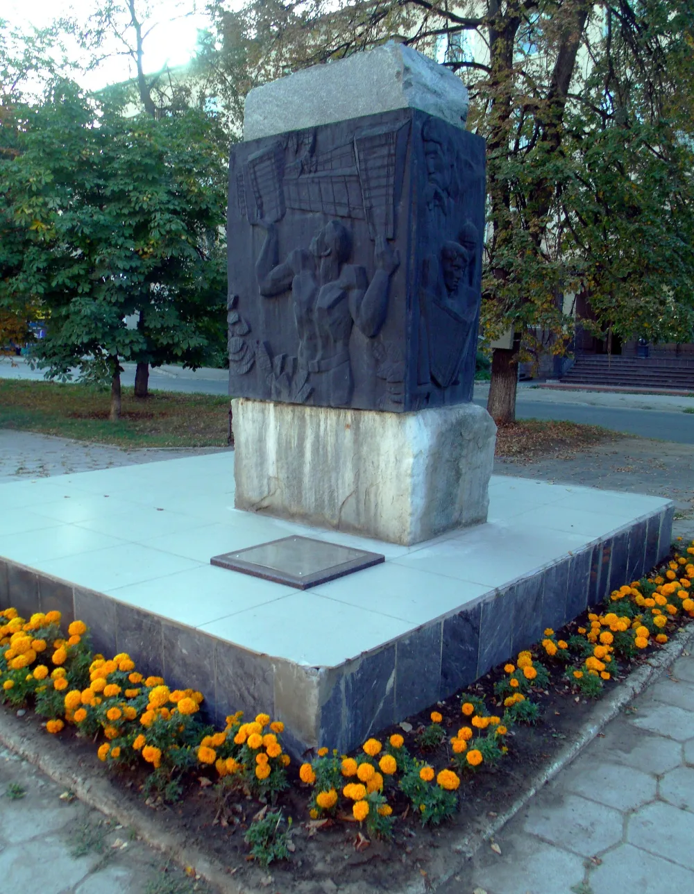 Монумент-памятник на месте захоронения капсулы с обращением комсомольцев к молодежи 2017 г.