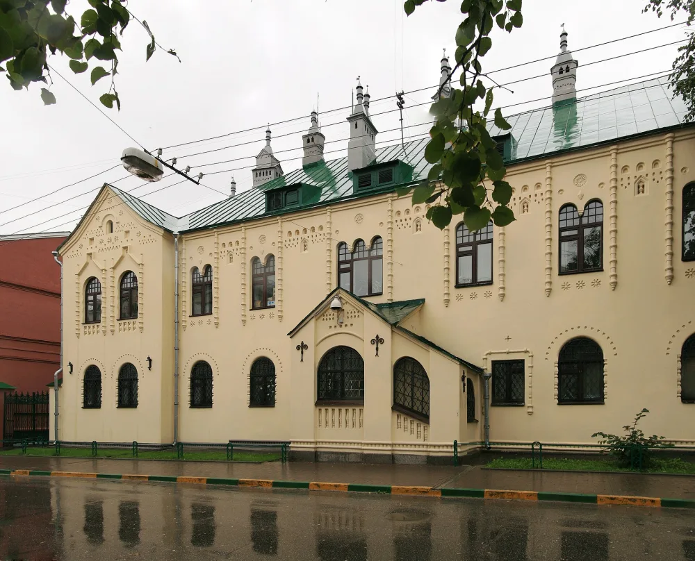 Дом служителей с галереей и коваными воротами (три) (Нижний Новгород)