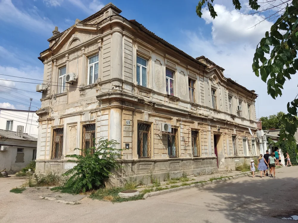 Volodarskogo St., 6 / Prosmushkinykh St., 8 (Yevpatoria)
