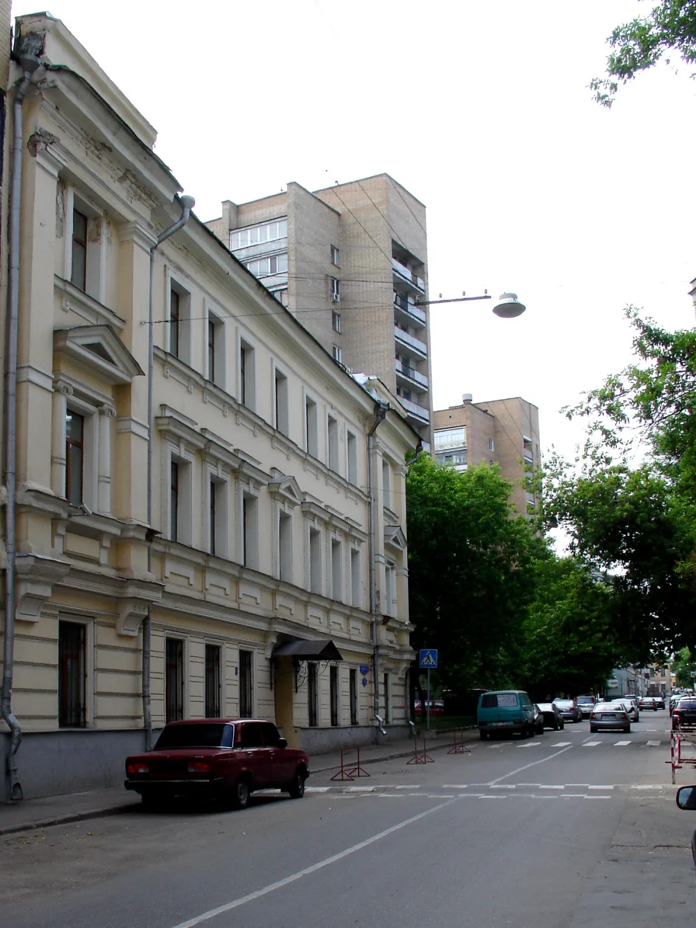 Дом, в котором в кв. № 5 в 1937-1941 гг. жил и работал писатель А.П. Гайдар (Басманный)