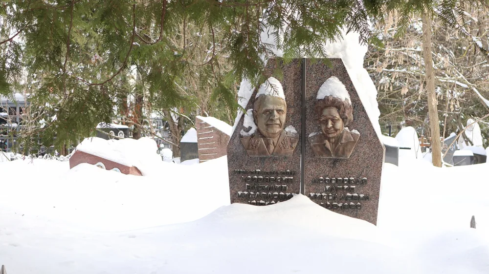 Могила, в которой похоронен Лозовский Василий Михайлович (1917-1981), моряк, контр-адмирал, Герой Советского Союза (Тропарёво-Никулино)