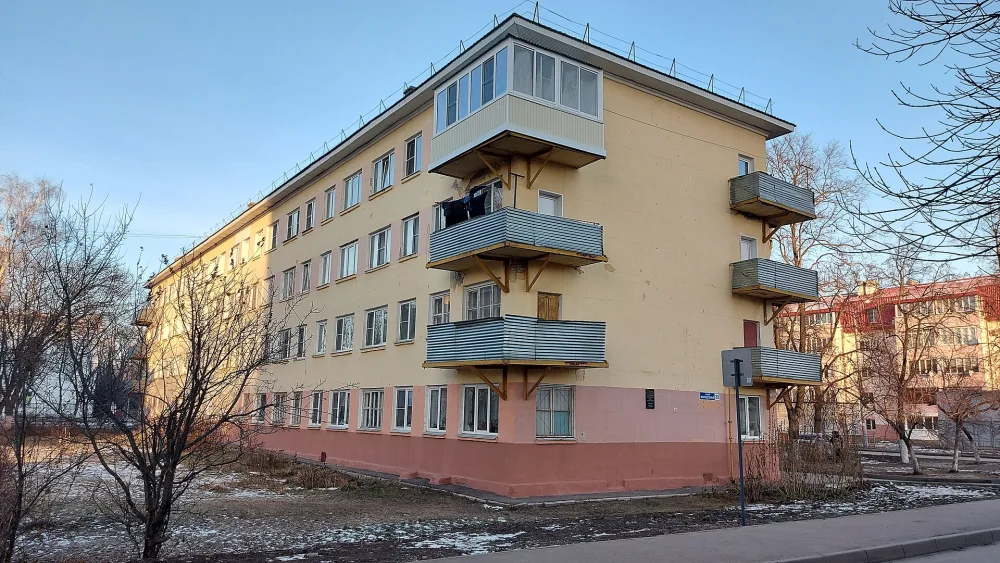 В этом доме, в кв. № 6 в 1935 г. проездом останавливался и провел вечер в кв. стахановца Иванова национальный герой Чехословакии Юлиус Фучик (Нижний Новгород)
