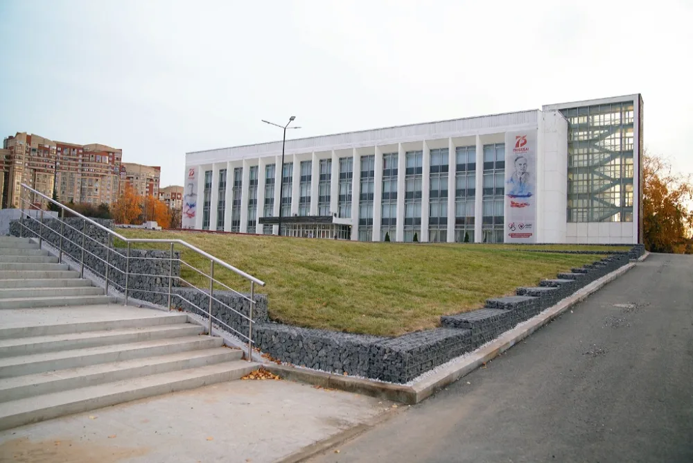 Моторостроитель