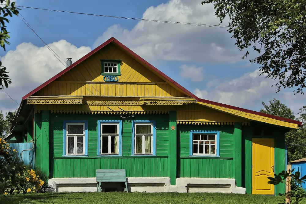 Памятное место, где находился дом, в котором с 1920 по 1941 г. жил Герой Советского Союза И.Н. Селиверстов (Непотягово)