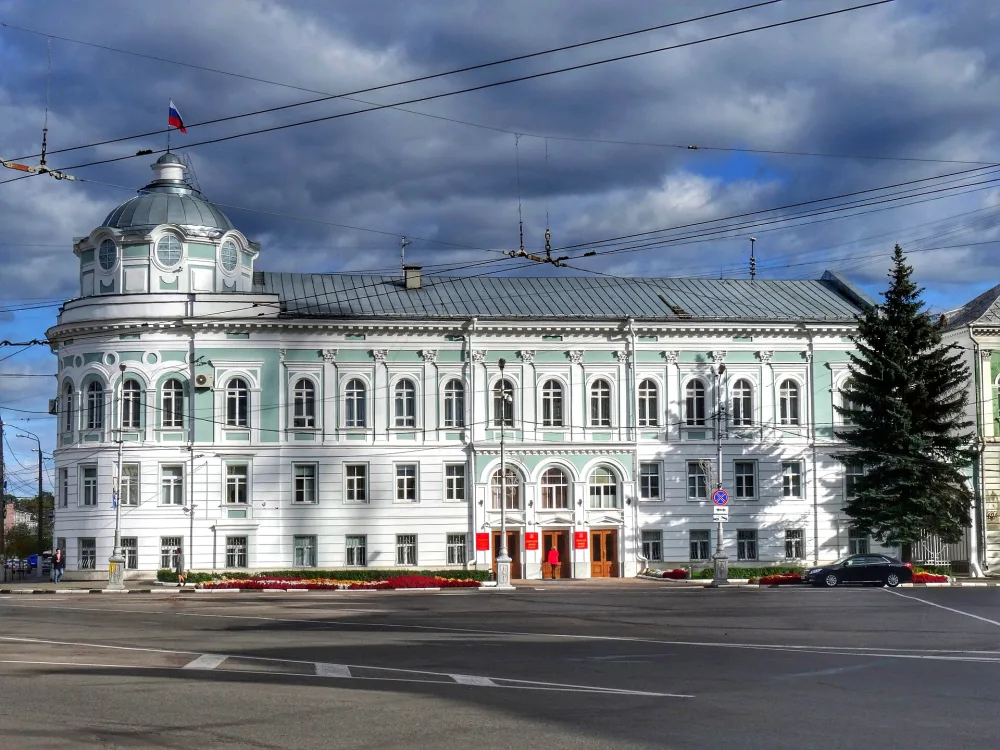Здание администрации Тверской области с фрагментами жилых домов (Тверь)