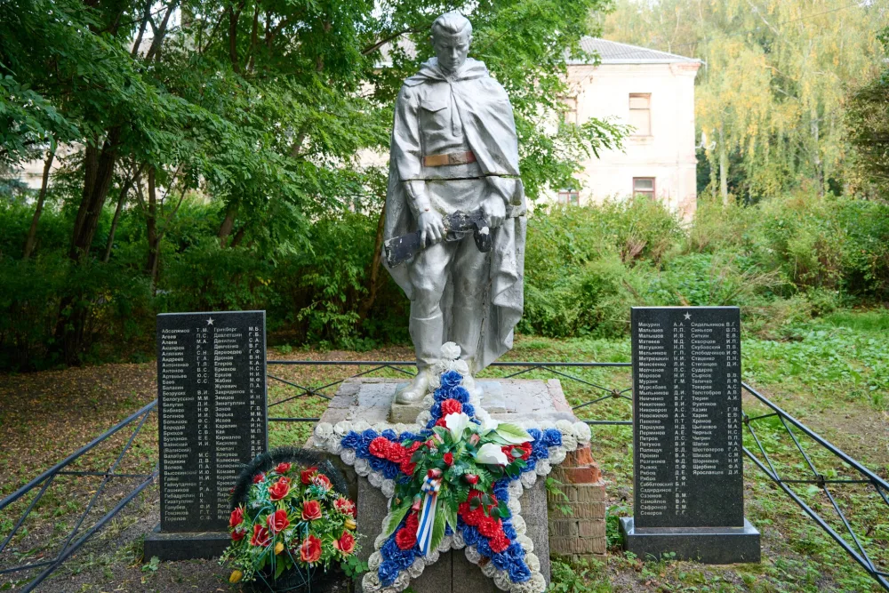 Две братские могилы советских воинов (Ивановское)
