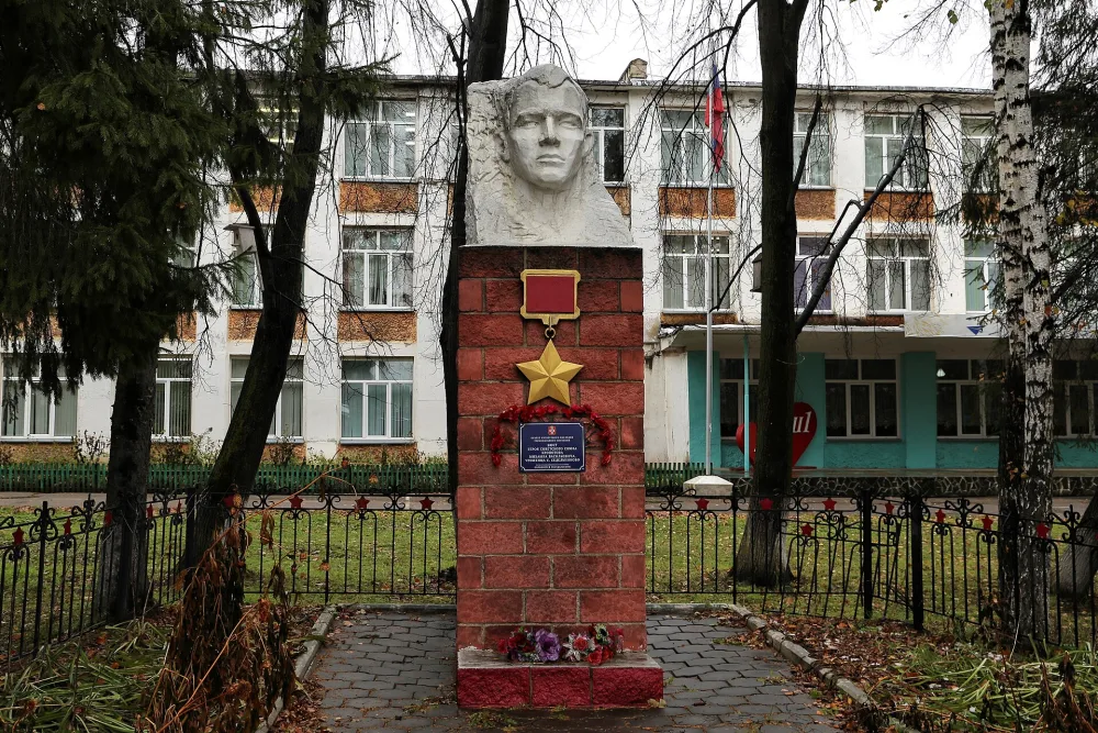 Бюст Героя Советского Союза М.В. Кропотова (Седельниково)