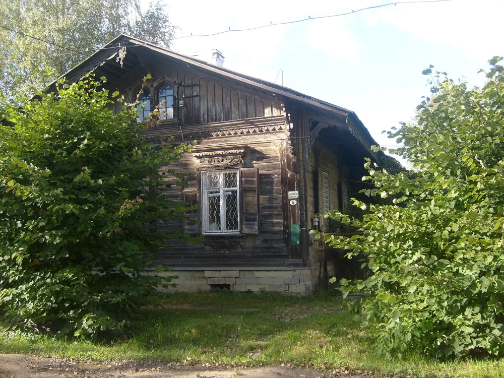 Жилой дом с хозпостройками (Гатчина)