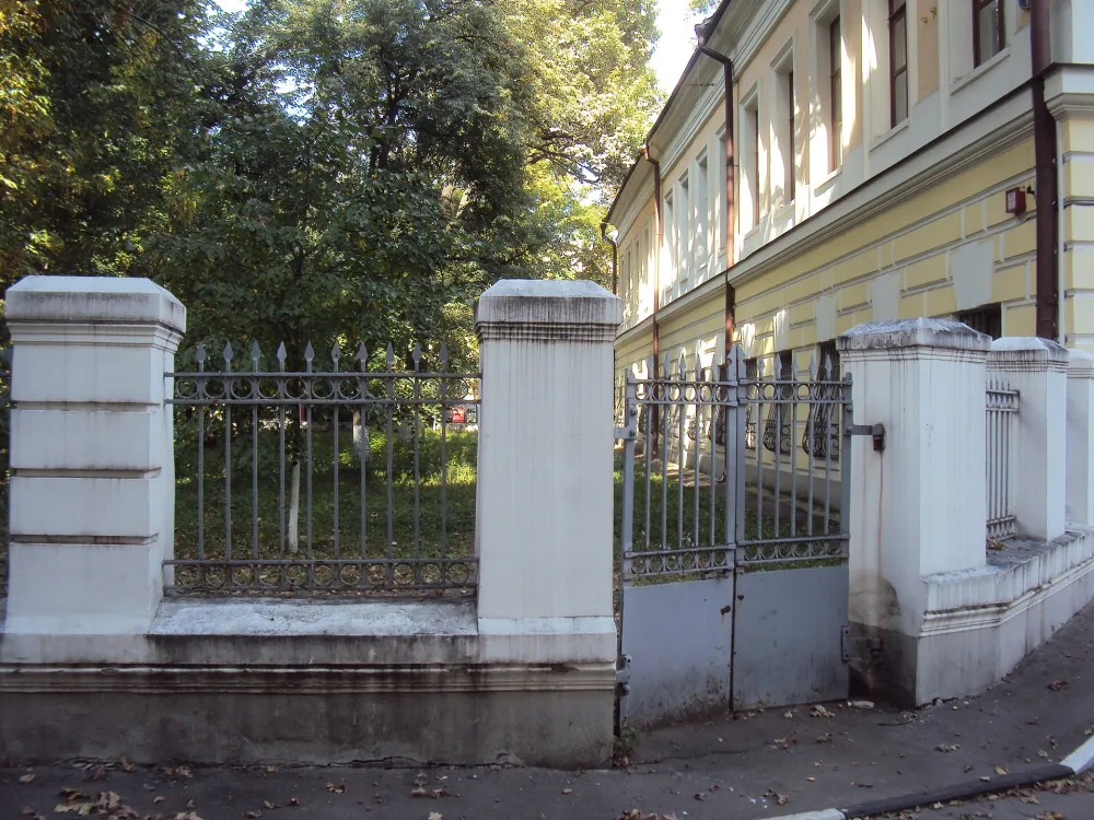 Ограда парадного въезда с калиткой (Красносельский)