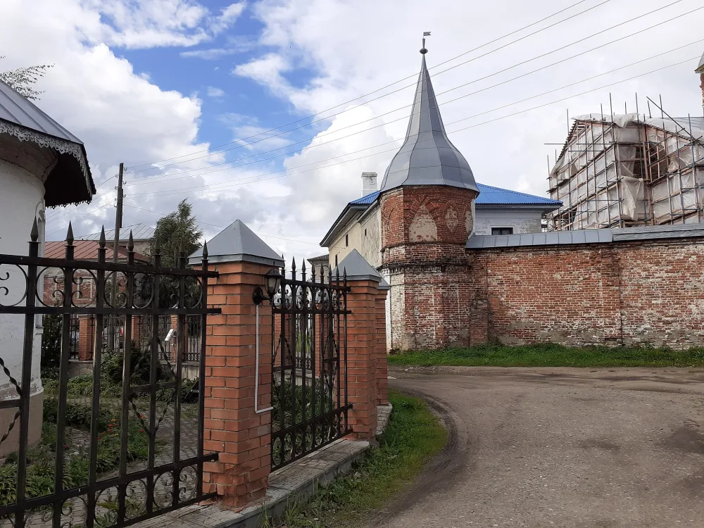 Ограда с западными воротами