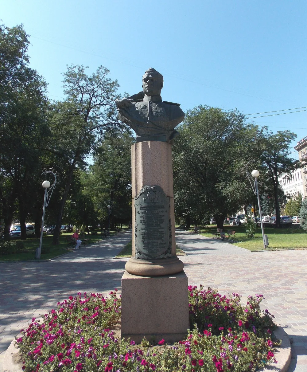 Бюст дважды Героя Советского Союза В.С. Ефремова (Центральный район)