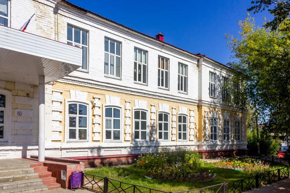 Здание школы (бывшего уездного училища), где в 1918-1924 гг. учился поэт Б. П. Корнилов (Семёнов)