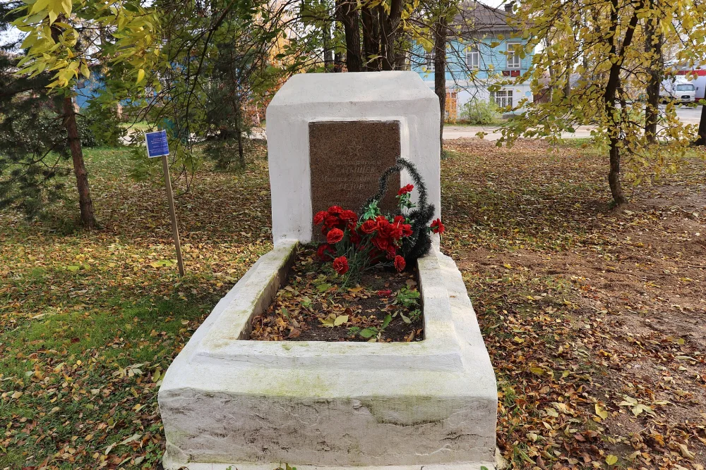 Могила красноармейцев М.М. Катышева и И. Фёдорова, погибших в бою с бандитами (Островское)