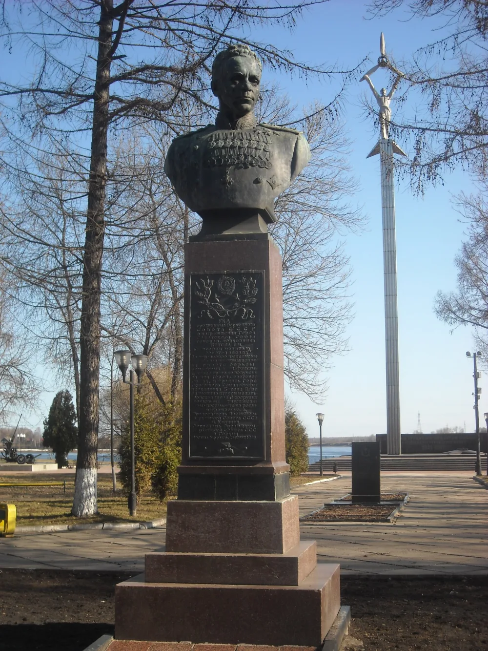 Бюст дважды Героя Советского Союза П.И. Батова (Рыбинск)