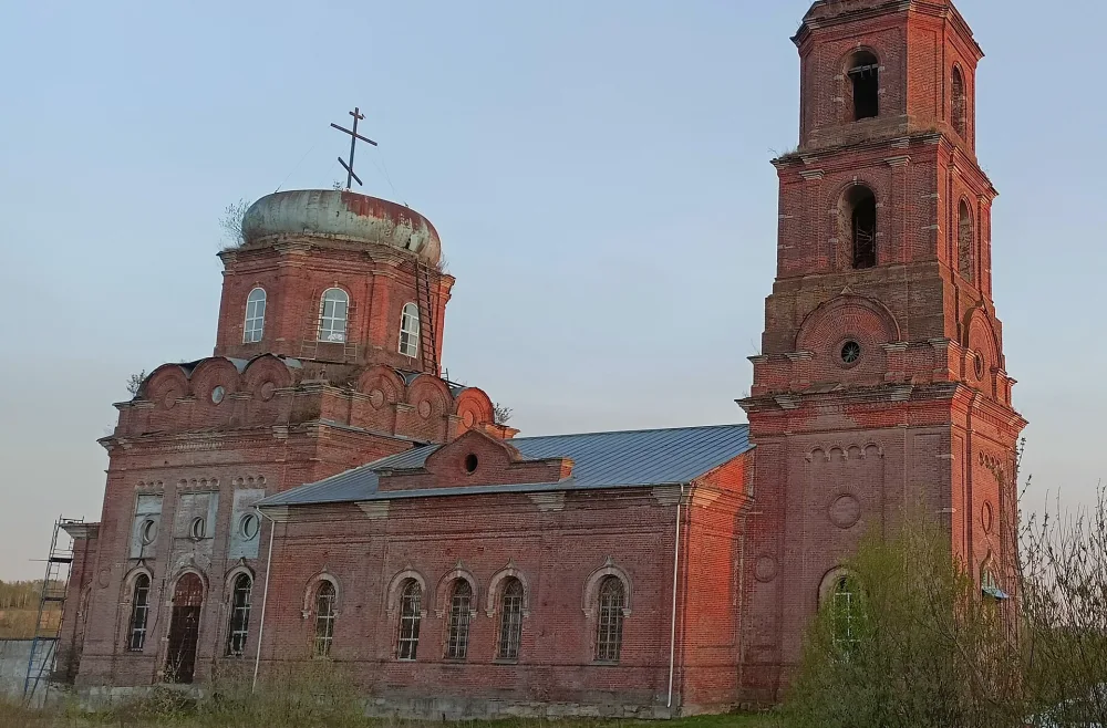 Георгиевская церковь с живописью в интерьере (Манаенки)