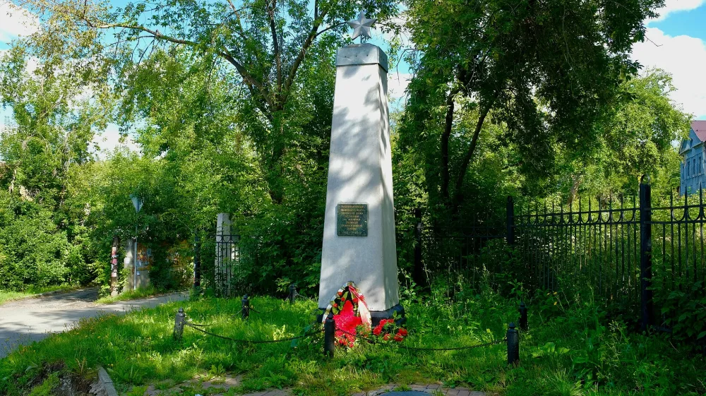 Памятник воспитанникам Нижнеисетского детского дома, погибшим на фронтах Великой Отечественной войны