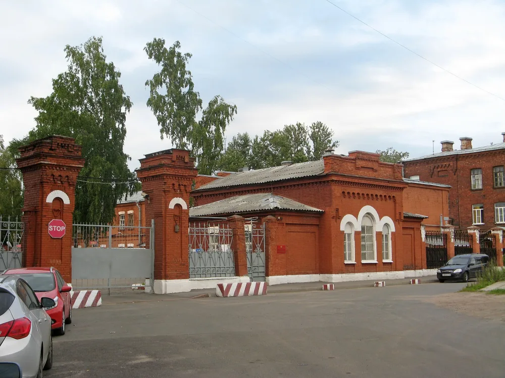 Караульня с оградой