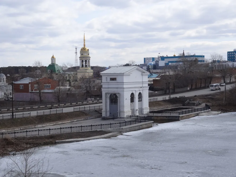 Плотина городского пруда
