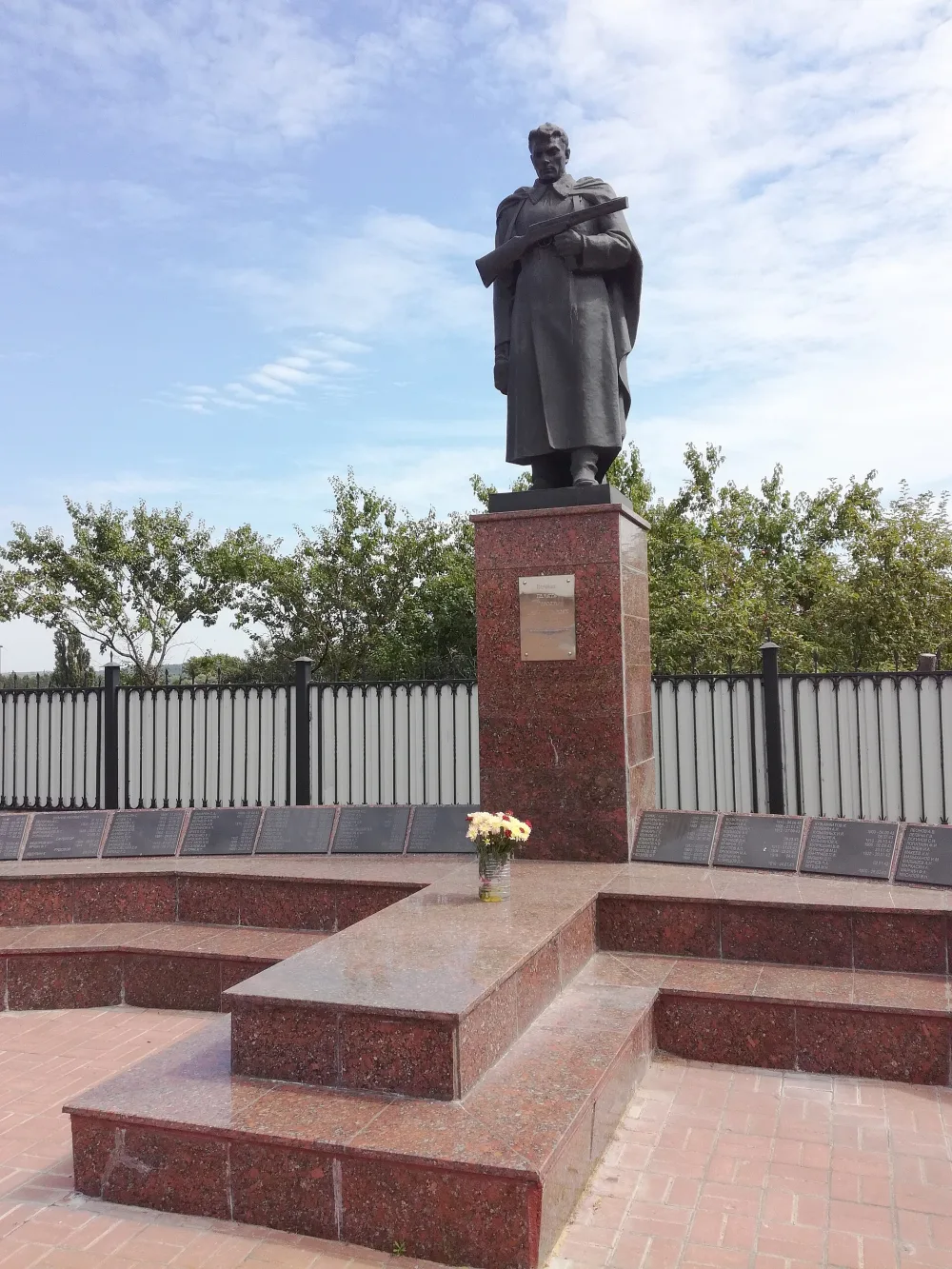 Братская могила 169 советских воинов, погибших в боях с фашистскими захватчиками