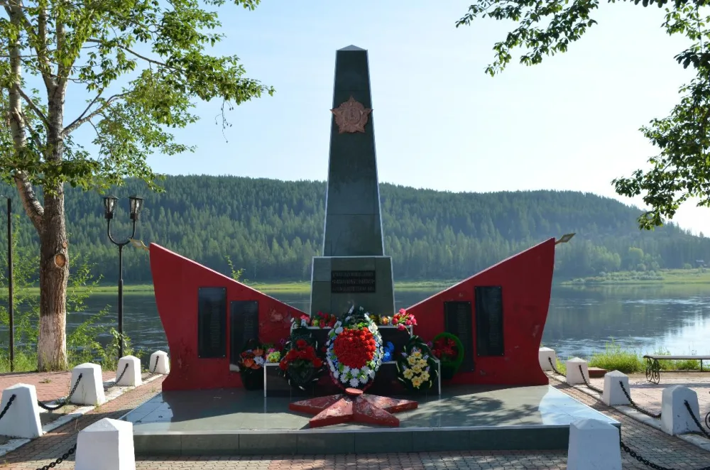 Памятник воинам-землякам, погибшим в годы Великой Отечественной войны (Томмот)