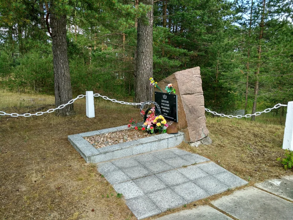Могила Кротова Г.И. (1908-1944), майора, командира 92 танкового полка (Устье Видлицы)