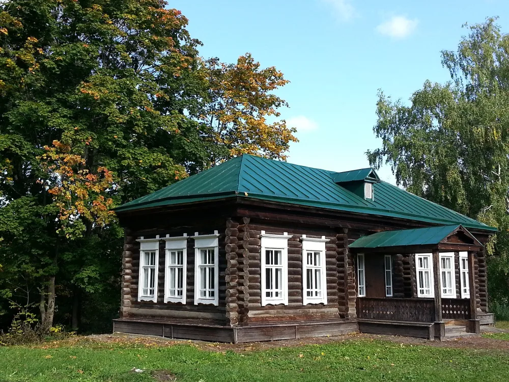 Здание церковно-приходской школы, построенной А.А. Пушкиным (Львовка)