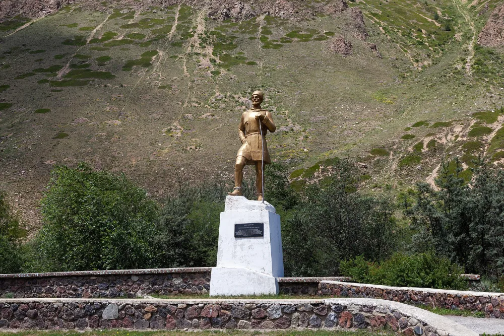 Памятник первовосходителям на Эльбрус (К. Хаширову, А. Соттаеву, А. Пастухову) (Верхний Баксан)