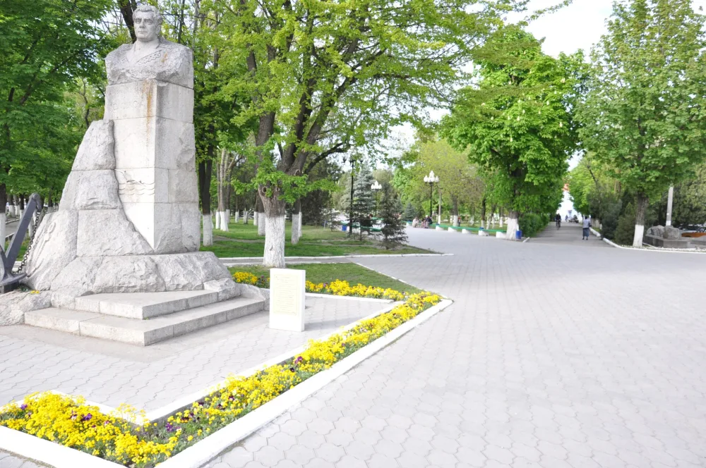Памятник адмиралу А.Р. Головко