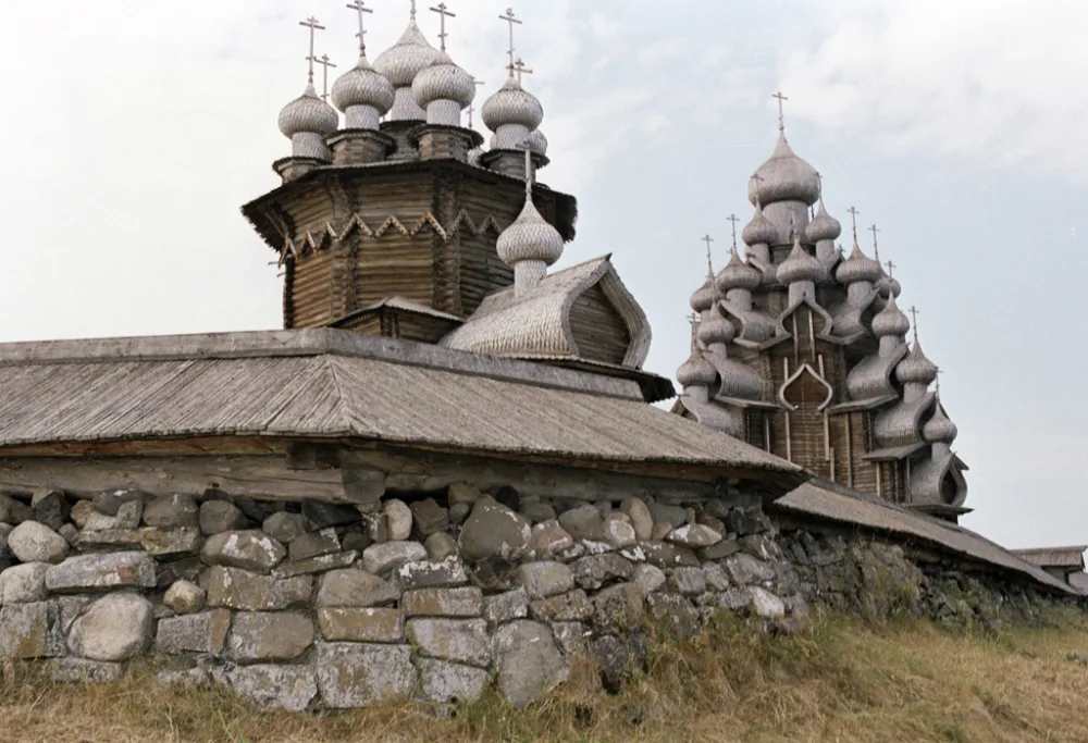 ограда Кижского погоста с воротами