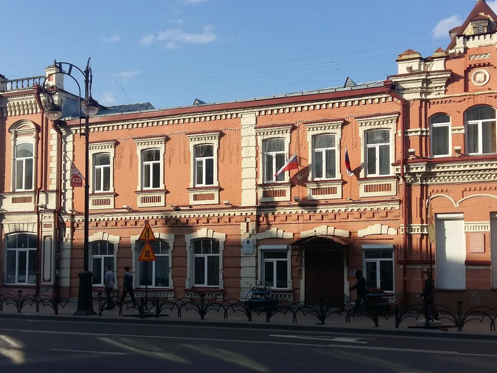 Дом жилой с торговыми лавками