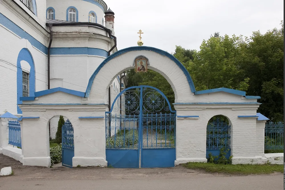 Ограда с воротами (Душоново)