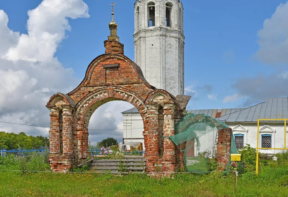 Ограда с воротами (Баран)