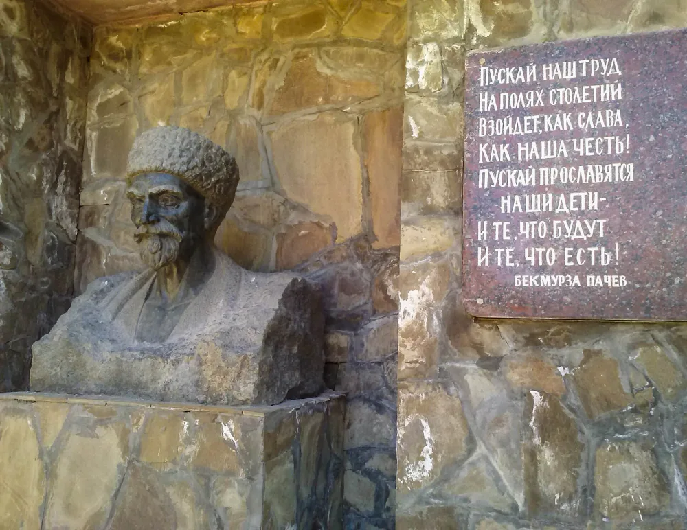 Бюст основоположника кабардинской литературы Бекмурзы Пачева